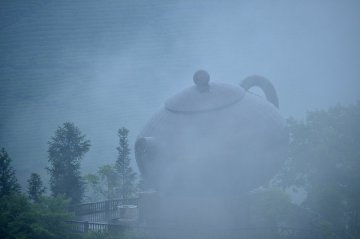 湖北山区“巨壶”溢茶香