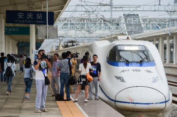 ＂高铁游＂成中国十一黄金周旅游主力
