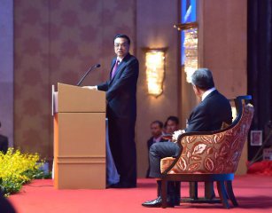 李克强：促进中马两国经贸关系发展 为双向投融资提供便利
