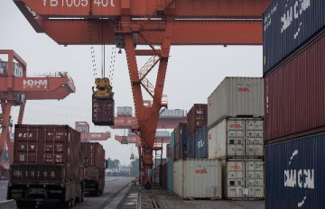 梁振英:香港可成＂一帶一路＂商貿物流促進平臺
