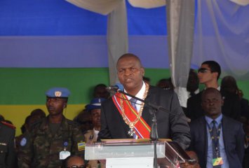 圖瓦德拉宣誓就任中非共和國總統
