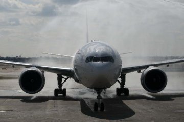 三大航空公司交出＂成绩单＂ 未来国际航线成＂主战场＂