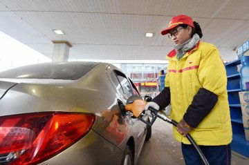 發改委：國內汽、柴油價格每噸將分別提高165元和160元