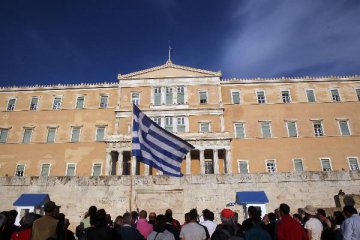 希臘議會通過一攬子緊縮法案以獲得債權人支持