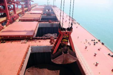 中國鐵礦石港口庫存創兩年半新高 2017年礦價承壓