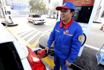 發改委：國內汽、柴油價格每噸降低85元