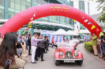 香港老爺車驚豔亮相海防，越南市民熱情圍觀