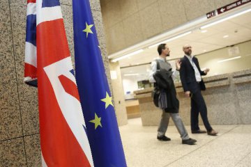 欧盟通过英国脱欧协议草案 英欧分手迈出关键一步