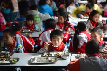 中國出臺規定:中小學、幼稚園相關負責人將與學生共同用餐