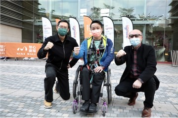 华懋集团全力支持城市攀登 300+ 轮椅攀石运动员黎志伟攀爬如心广场