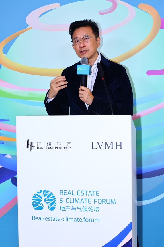 LVMH集團大中華區總裁吳越先生于上海舉辦的地產與氣候論壇上歡迎革新領袖及其他參加者出席