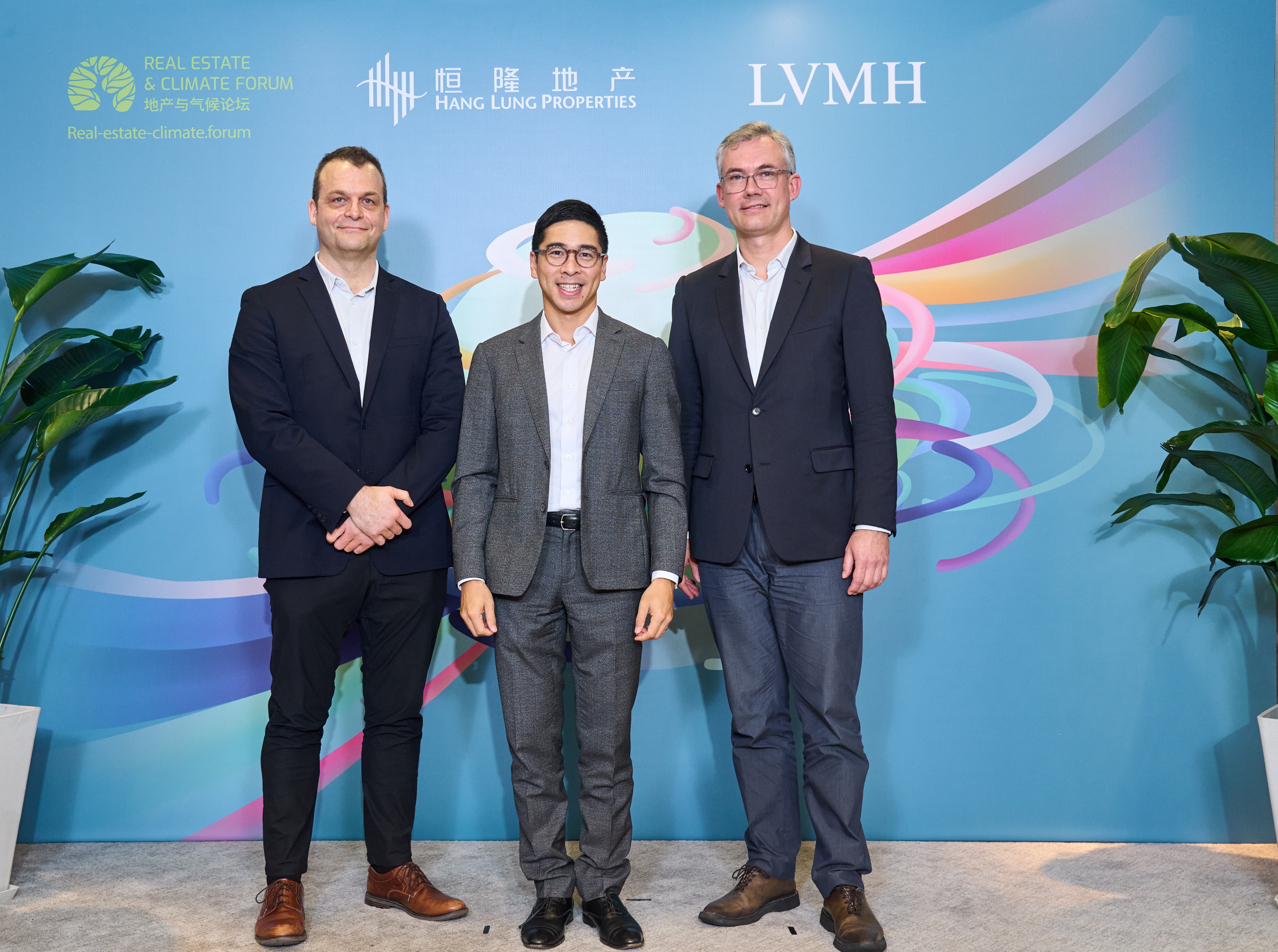 LVMH集團大中華區總裁吳越先生于上海舉辦的地產與氣候論壇上歡迎革新領袖及其他參加者出席