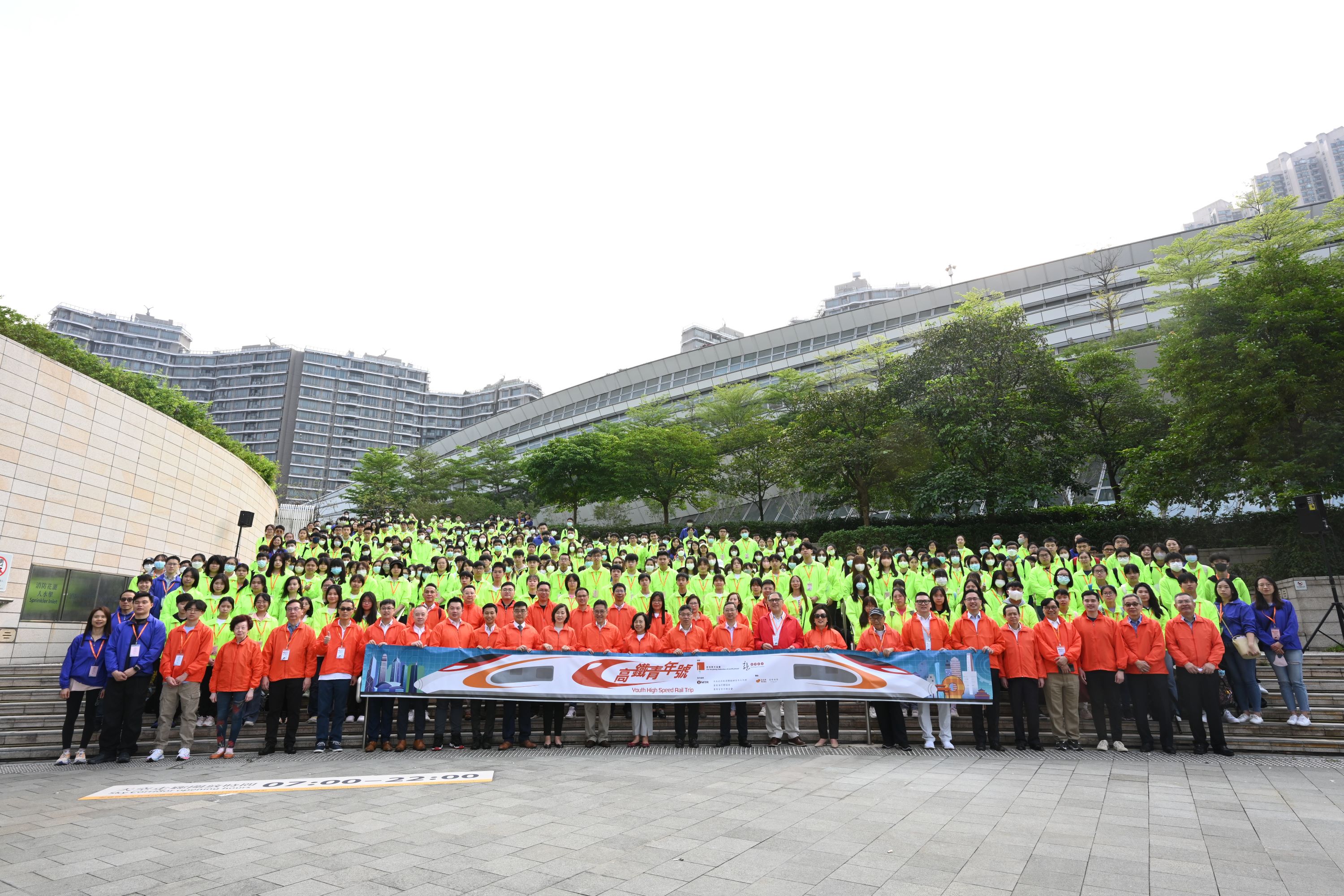 香港青年協會與龍傳基金合辦的「高鐵青年號」出發，運輸及物流局局長林世雄、民政及青年事務局局長麥美娟、中聯辦青年工作部副部長宋來、港鐵公司香港客運服務總監楊美珍，以及青協高級顧問兼龍傳基金董事王䓪鳴博士出席出發禮。團長分別由青協會長陳維安，以及龍傳基金主席黃嘉純擔任。