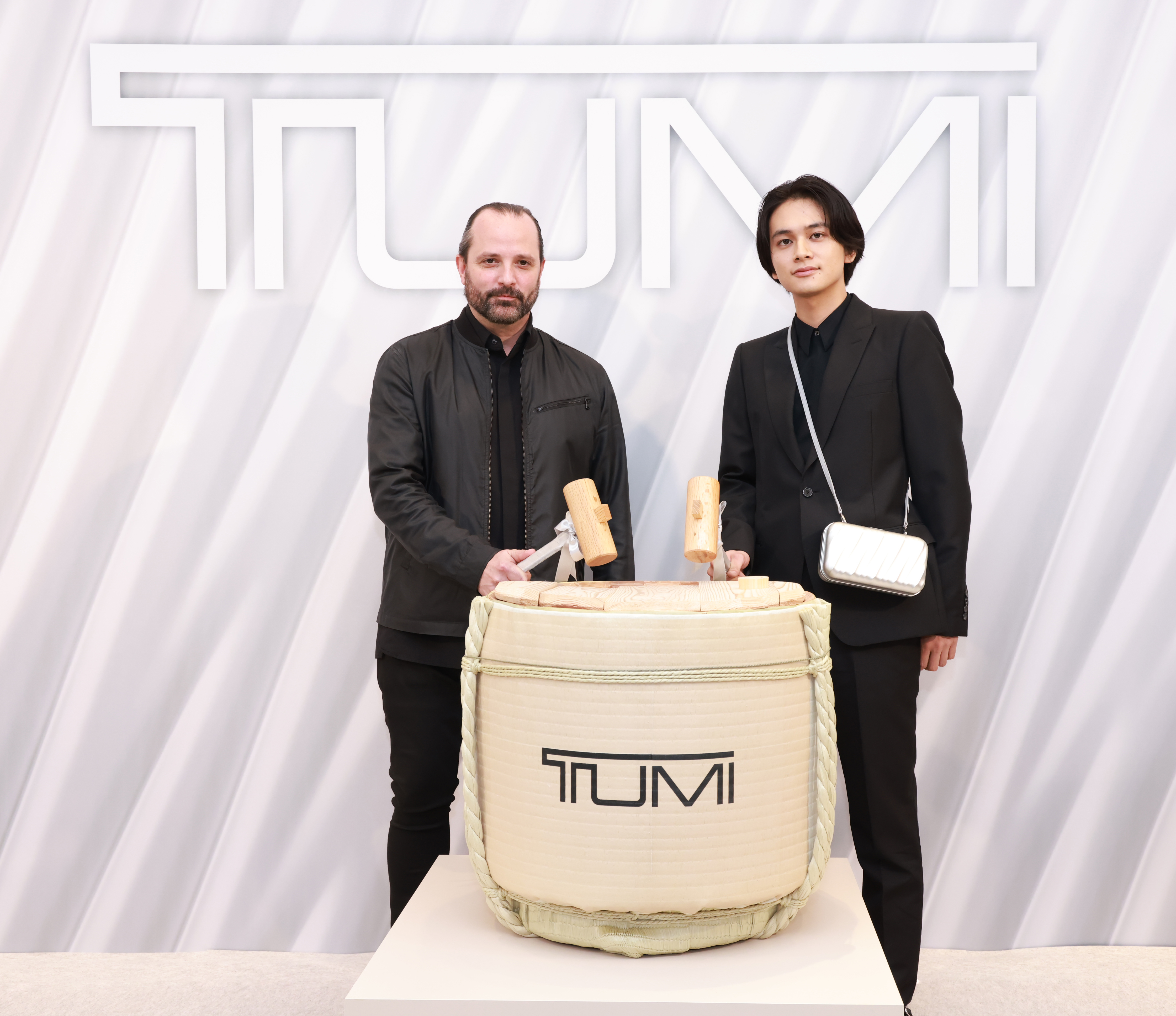 （從左至右）：TUMI途明創意總監Victor Sanz和日本知名演員及歌手北村匠海Takumi Kitamura在東京以日本傳統的鏡開儀式，為TUMI途明的第一家亞太旗艦店剪綵揭幕。