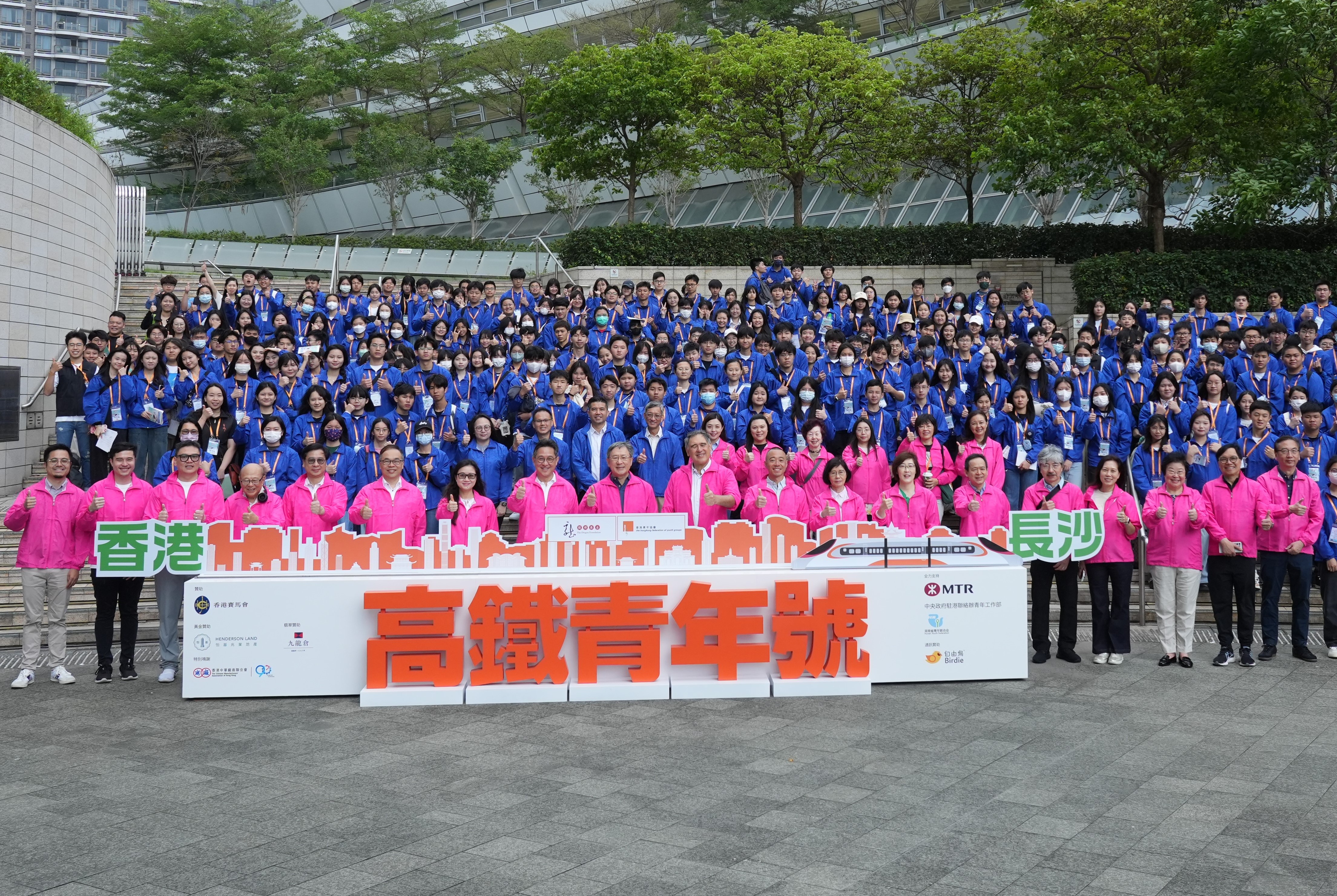 龙传基金与香港青年协会合办的「高铁青年号」，以「文创体验行」为主题，率领300位香港中学生乘坐高铁列车前往湖南省长沙市，探索文创产业、教育及历史文化。