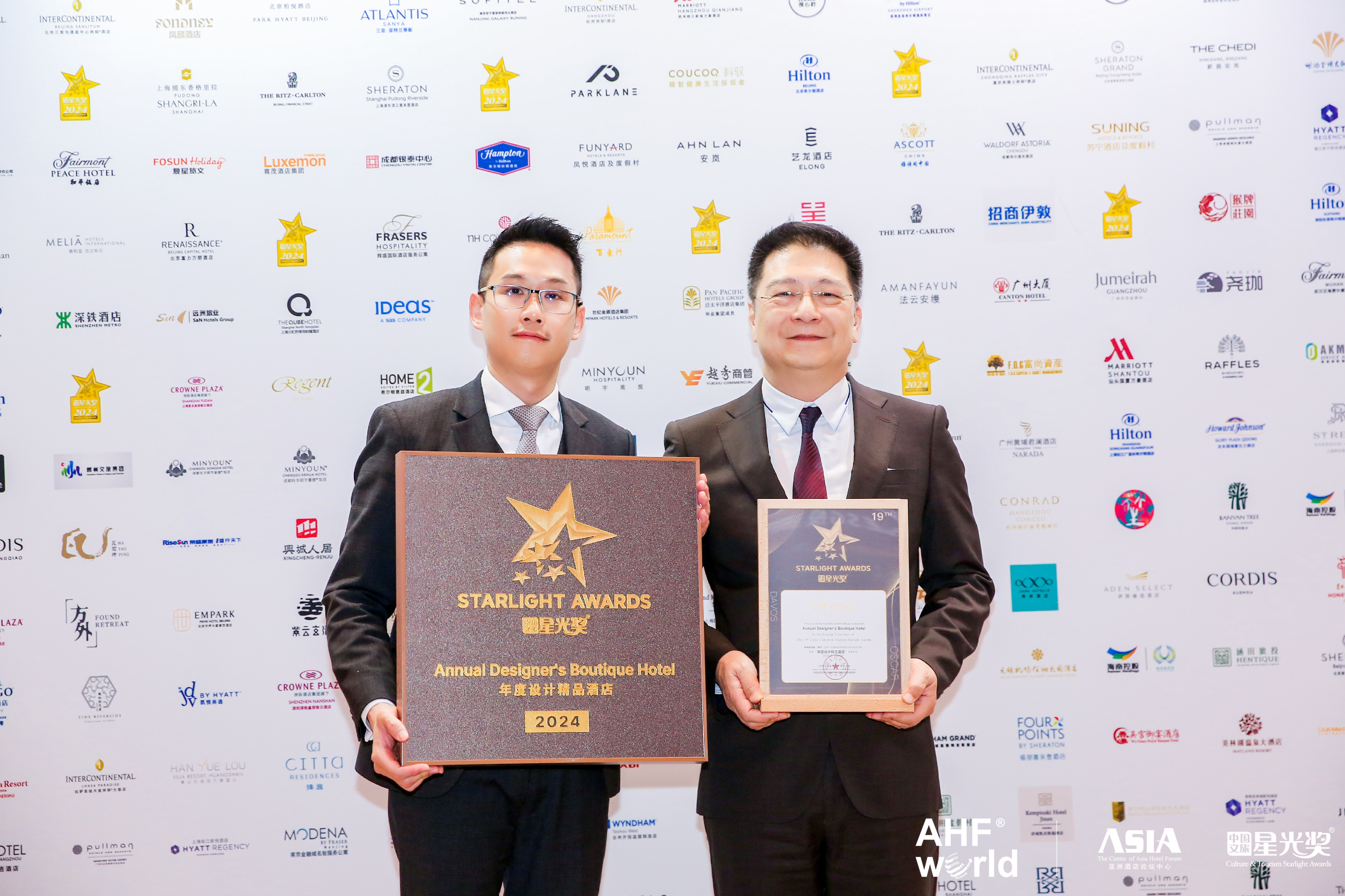 力行集團主席蕭頌銘(右)代表新中央酒店接受獎項