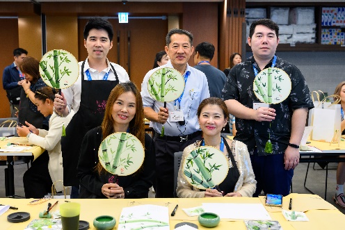 從中國水墨扇畫工作坊中激發團隊創意靈感